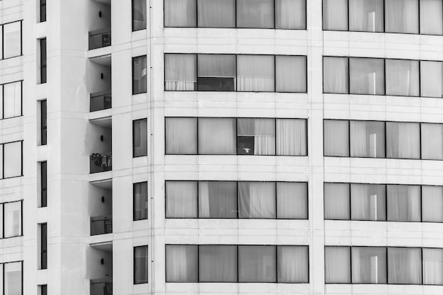 Edifícios com janelas em preto e branco