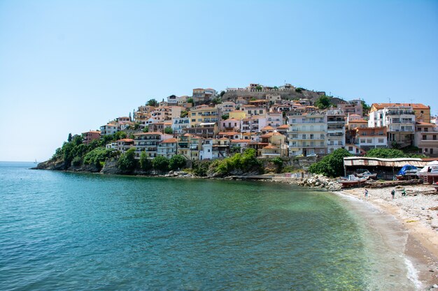 Edifícios da cidade de Kavala, Grécia, cercados pela água