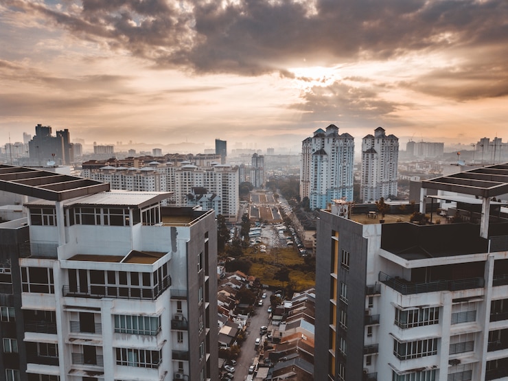 Foto grátis edifícios de kuala lumpur sob um céu nublado na malásia