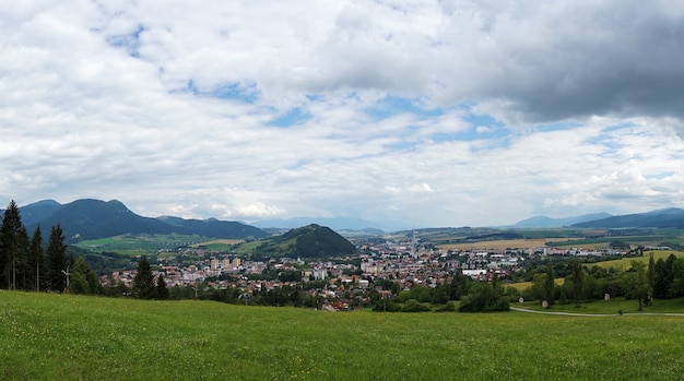 Edifícios e um gramado verde em Ruzomberok, Eslováquia