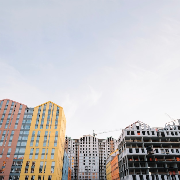 Edifícios em nova vizinhança em construção