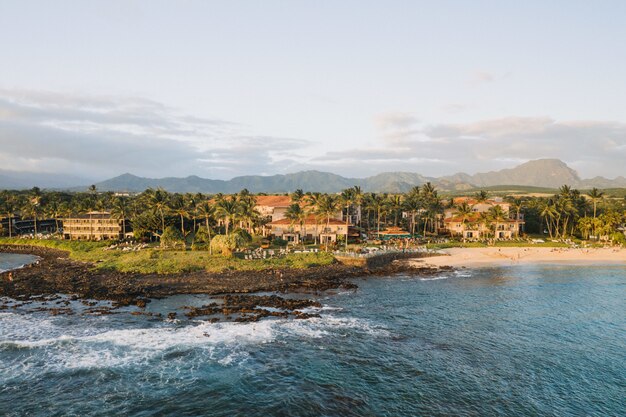 Edifícios em uma bela praia com céu azul claro