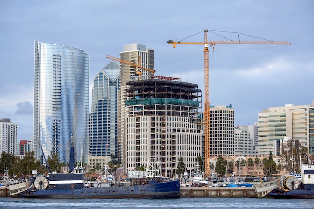 Edifícios modernos e barcos em San Diego, EUA