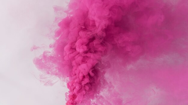 Efeito de fumaça rosa em um papel de parede branco