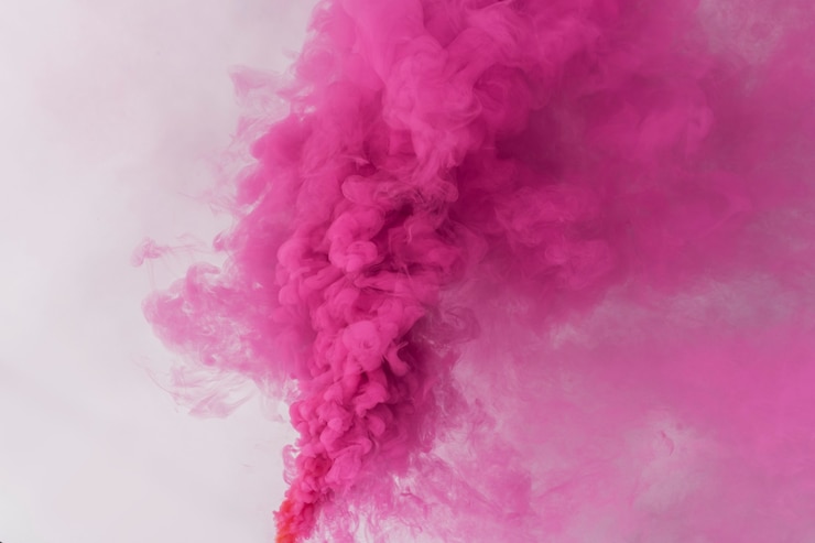 Foto grátis efeito de fumaça rosa em um papel de parede branco