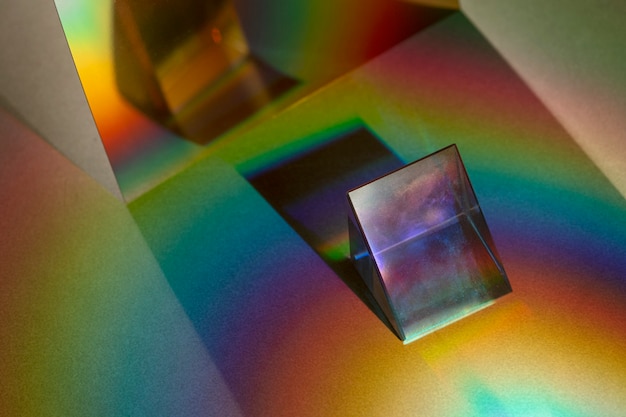 Foto grátis efeito de vazamento de luz em um papel de parede de prisma triangular