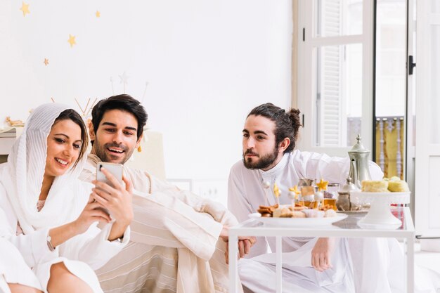 Eid al-fitr conceito com grupo de amigos