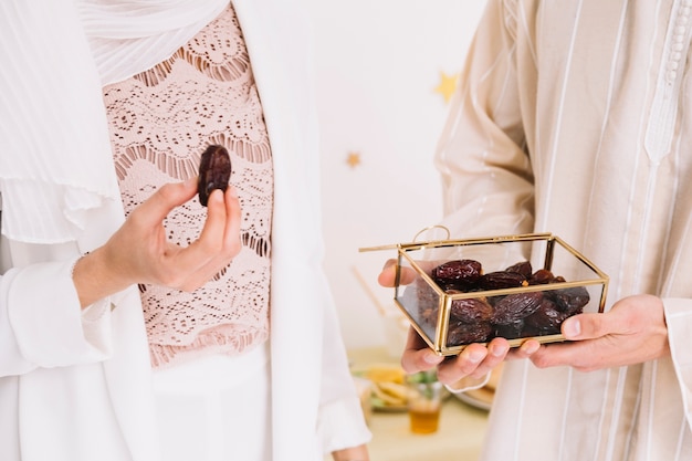 Foto grátis eid conceito com grupo de amigos com datas