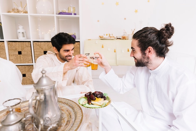 Eid conceito com grupo de amigos comendo