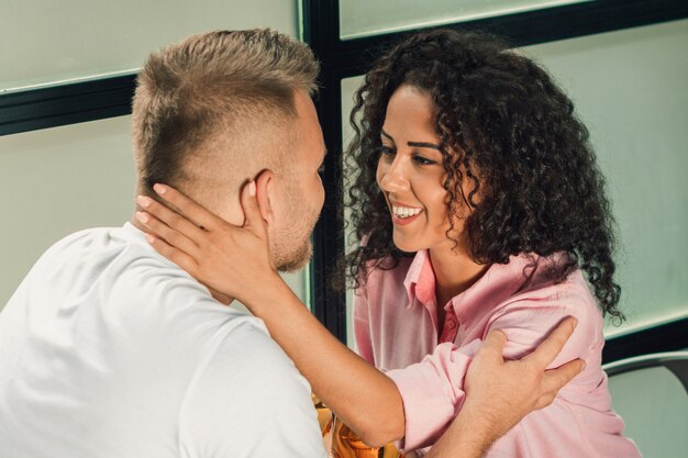 Ela disse que sim. close up do homem novo que beija sua mão da esposa ao fazer a proposta de casamento ao ar livre.