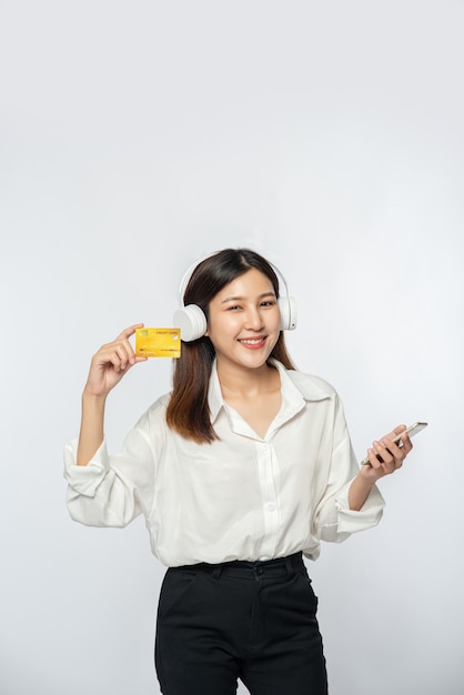 Ela estava vestida com uma camisa branca e calça escura para ir às compras e tinha um cartão de crédito e um smartphone