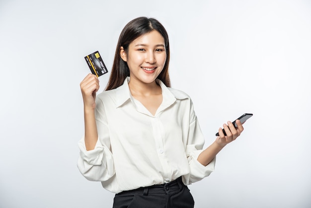 Ela estava vestida com uma camisa branca e calça escura para ir às compras e tinha um cartão de crédito e um smartphone