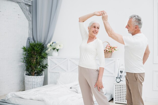 Elder casal dançando no quarto