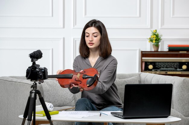 Elearning remotamente em casa dando aulas de violino jovem linda e linda musicista