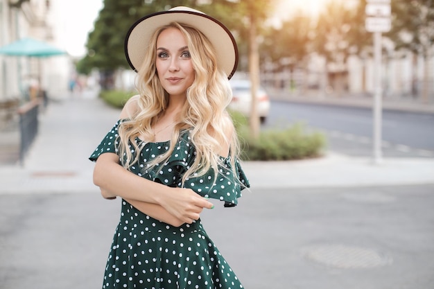 elegante bela jovem de vestido ao ar livre