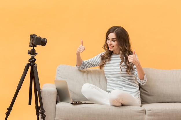 Elegante blogueiro feliz em gravar vídeo