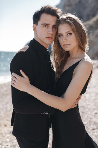 elegante casal apaixonado ao ar livre