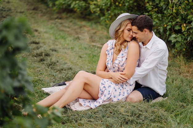 Elegante casal posando na natureza. Amor e abraços