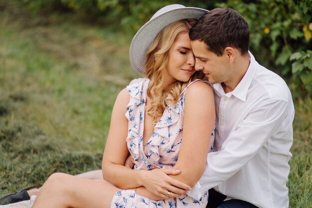 Elegante casal posando na natureza. Amor e abraços