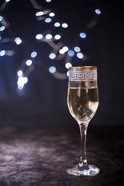 Elegante copo de champanhe na superfície texturizada na festa da noite