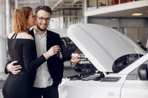 Elegante e elegante casal em um salão de beleza do carro