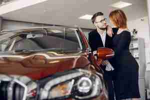 Foto grátis elegante e elegante casal no salão do carro