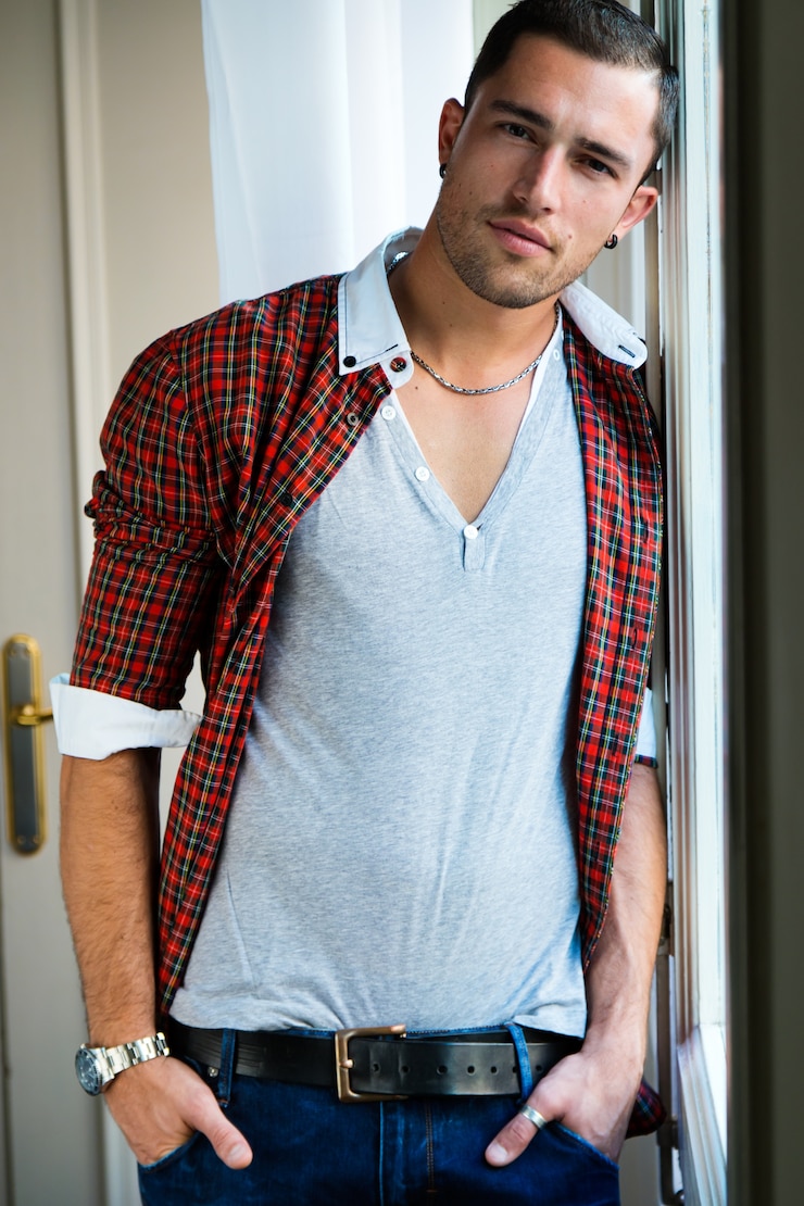 Foto grátis elegante e jovem homem bonito. retrato de moda de estúdio