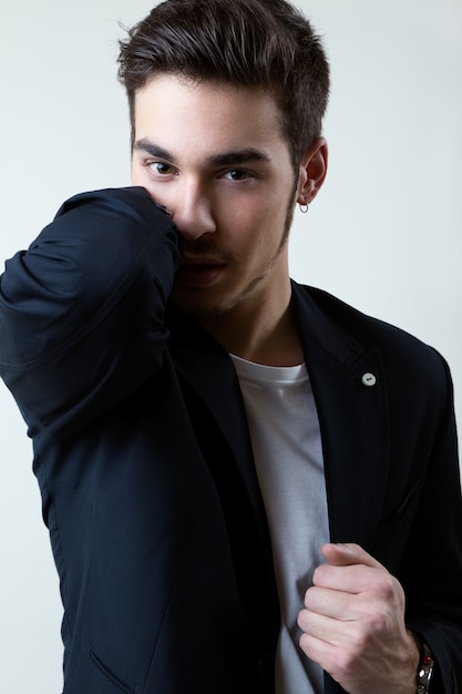 Elegante e jovem homem bonito. retrato de moda de estúdio