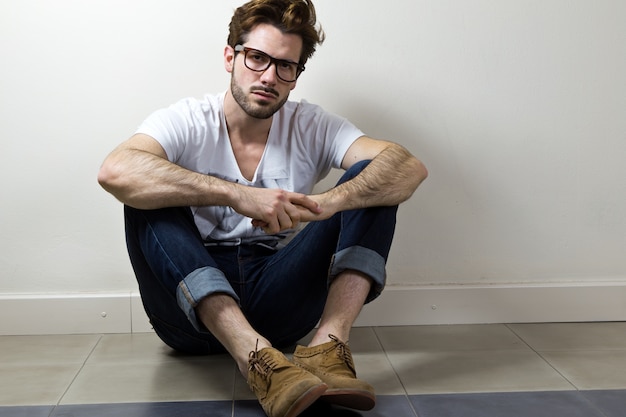 Foto grátis elegante e jovem homem bonito.