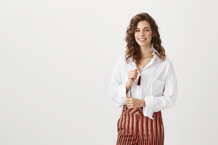 Foto grátis elegante empresária sorridente e sorridente