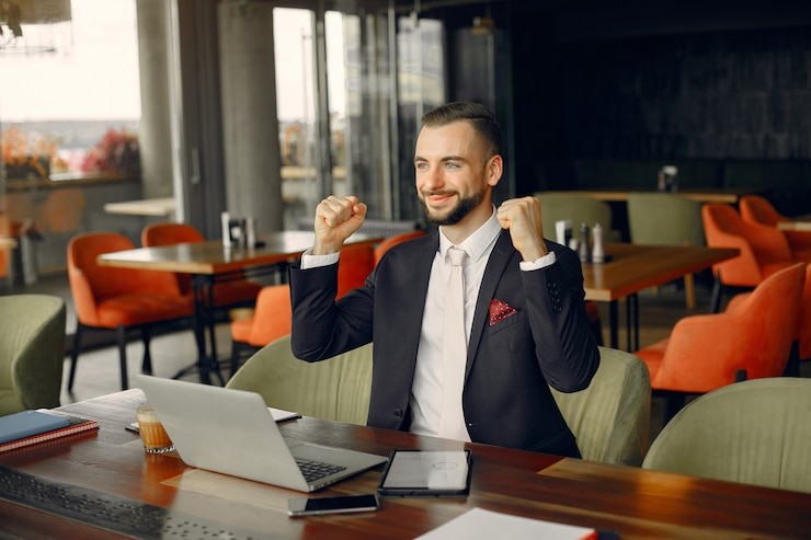 Foto grátis elegante empresário trabalhando em um café