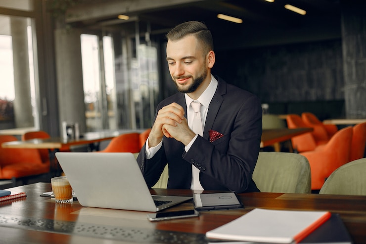 Foto grátis elegante empresário trabalhando em um café