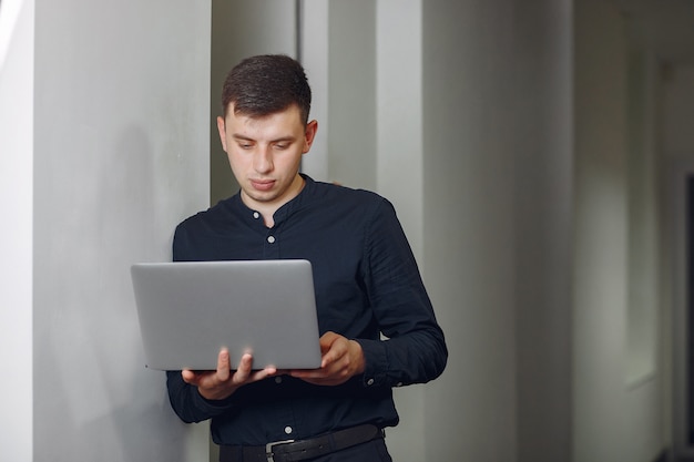 Elegante empresário trabalhando em um escritório e usar o laptop