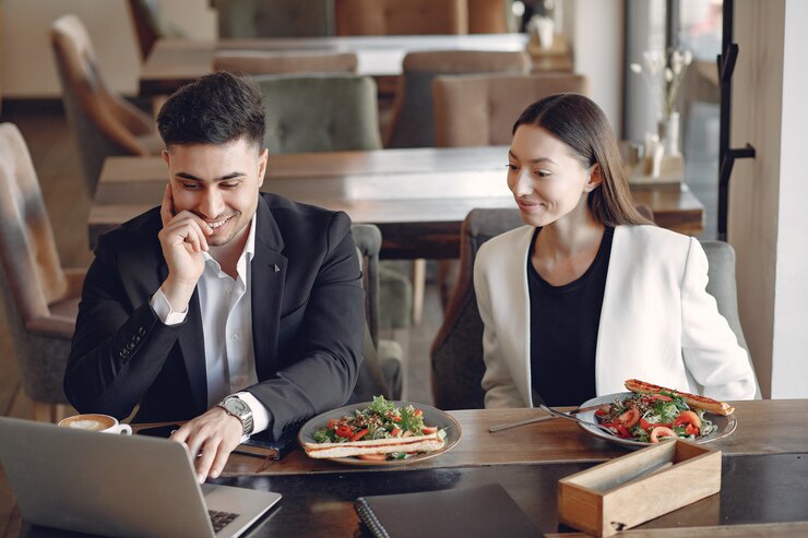 Foto grátis elegante empresário trabalhando em um escritório e use o telefone