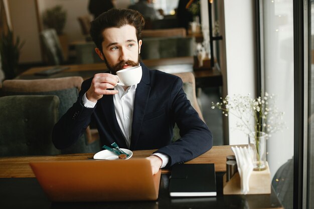 Elegante empresário trabalhando em um escritório