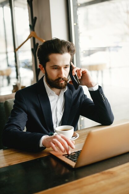 Elegante empresário trabalhando em um escritório