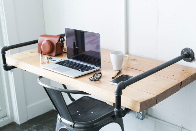 Elegante espaço de trabalho com coisas femininas