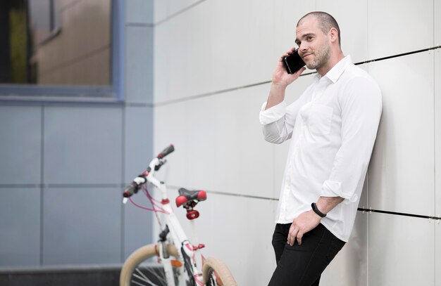 Elegante homem adulto falando ao telefone