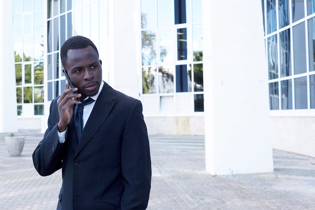 Elegante, homem negócios, fazendo, telefonema