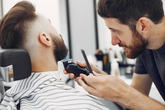 Elegante homem sentado em uma barbearia