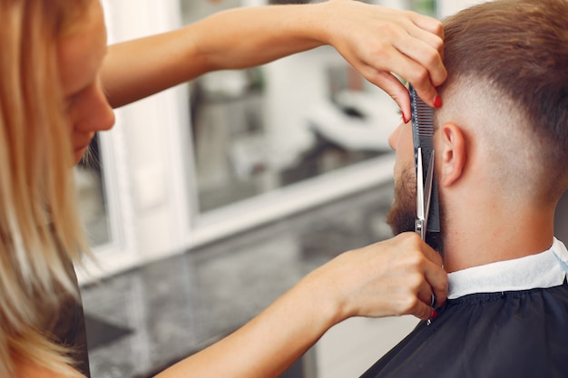 Elegante homem sentado em uma barbearia