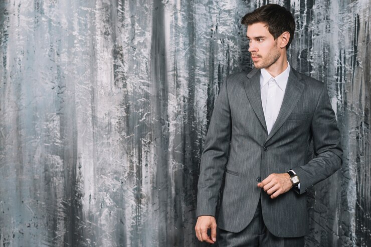 Foto grátis elegante jovem empresário em frente a papel de parede