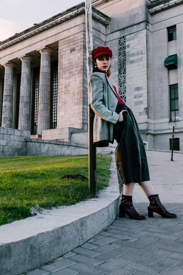 Foto grátis elegante jovem encostado no pilar com as mãos no bolso