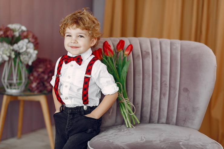 Foto grátis elegante menino bonitinho com buquê de tulipa