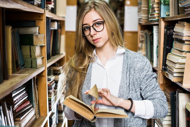 Foto grátis elegante, mulher jovem, em, biblioteca