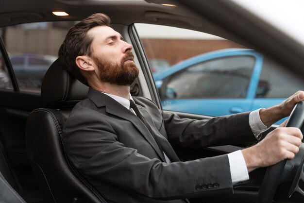 Elegante taxista parecendo cansado