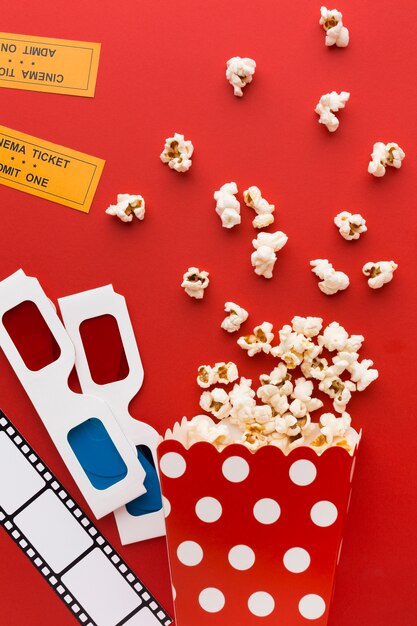 Elementos de cinema de vista superior em fundo vermelho