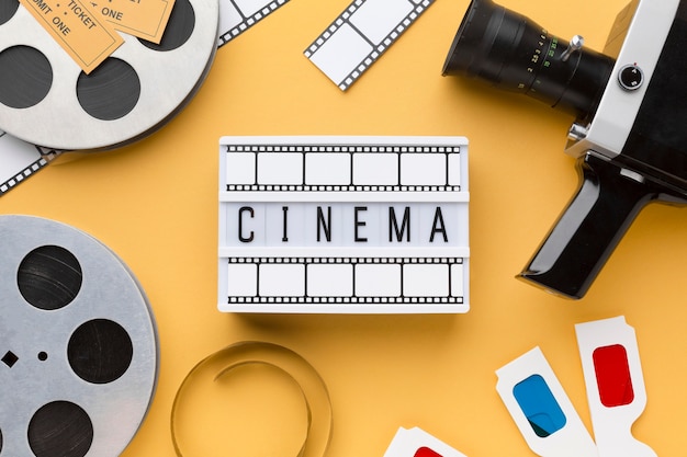 Elementos de cinema em fundo amarelo