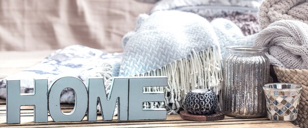 elementos de decoração aconchegante em casa em cima da mesa na sala de estar