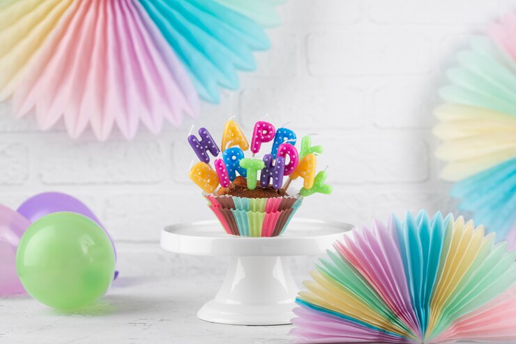 Foto grátis elementos de festa de aniversário e cupcake